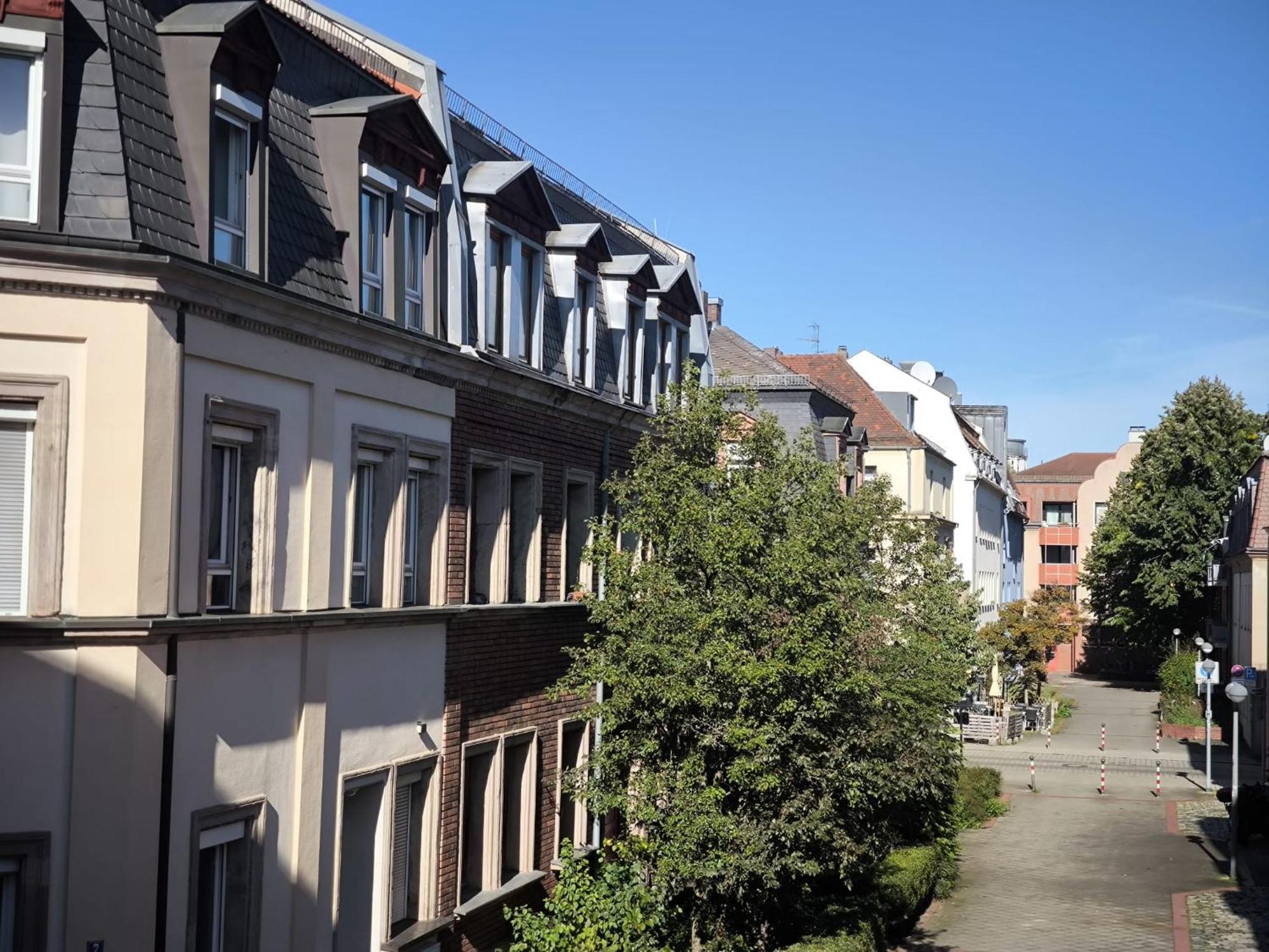 Apartment Falk Homes- Luxus Apartment, Ideal Fuer Geschaeftsreisende & Familien - Nahe Messe, Mit Balkon, Arbeitsplatz & Parkplatz Im Zentrum Nuernbergs, Self Check-in Nürnberg