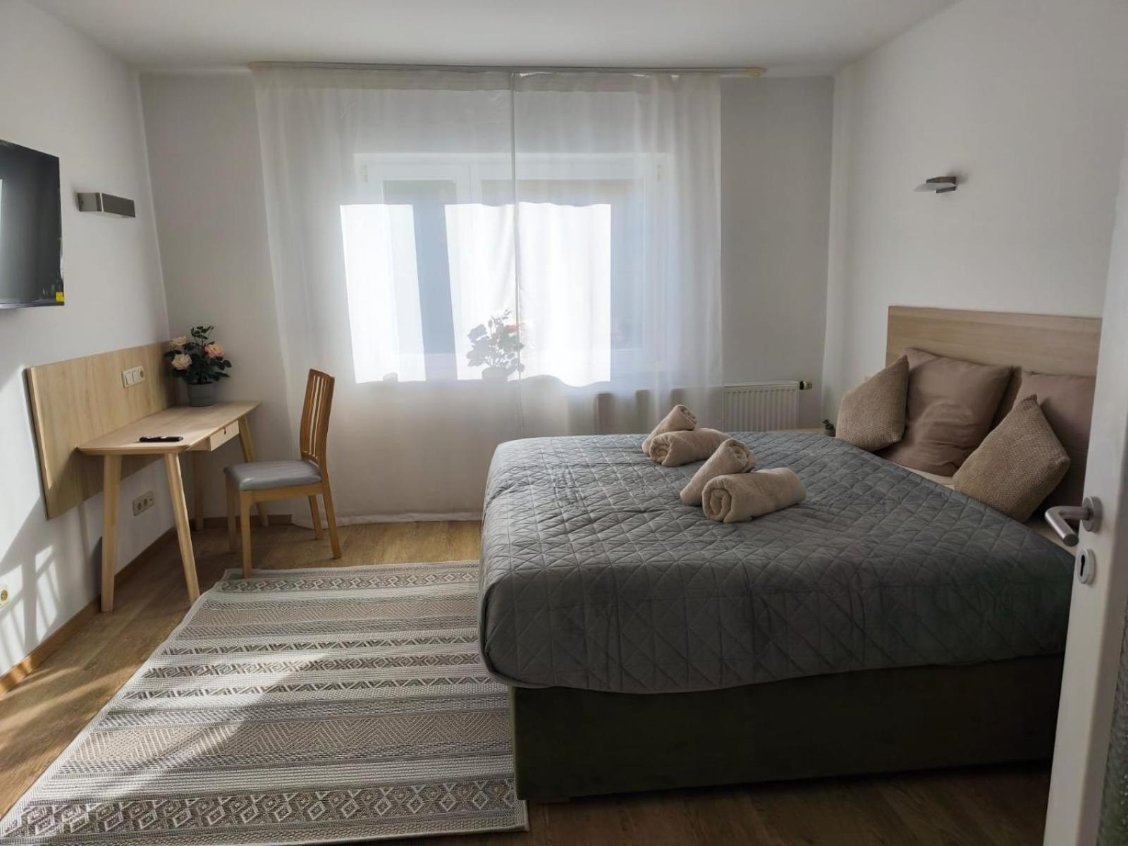 Falk Homes- Luxus Apartment, Ideal Fuer Geschaeftsreisende & Familien - Nahe Messe, Mit Balkon, Arbeitsplatz & Parkplatz Im Zentrum Nuernbergs, Self Check-in Apartment *