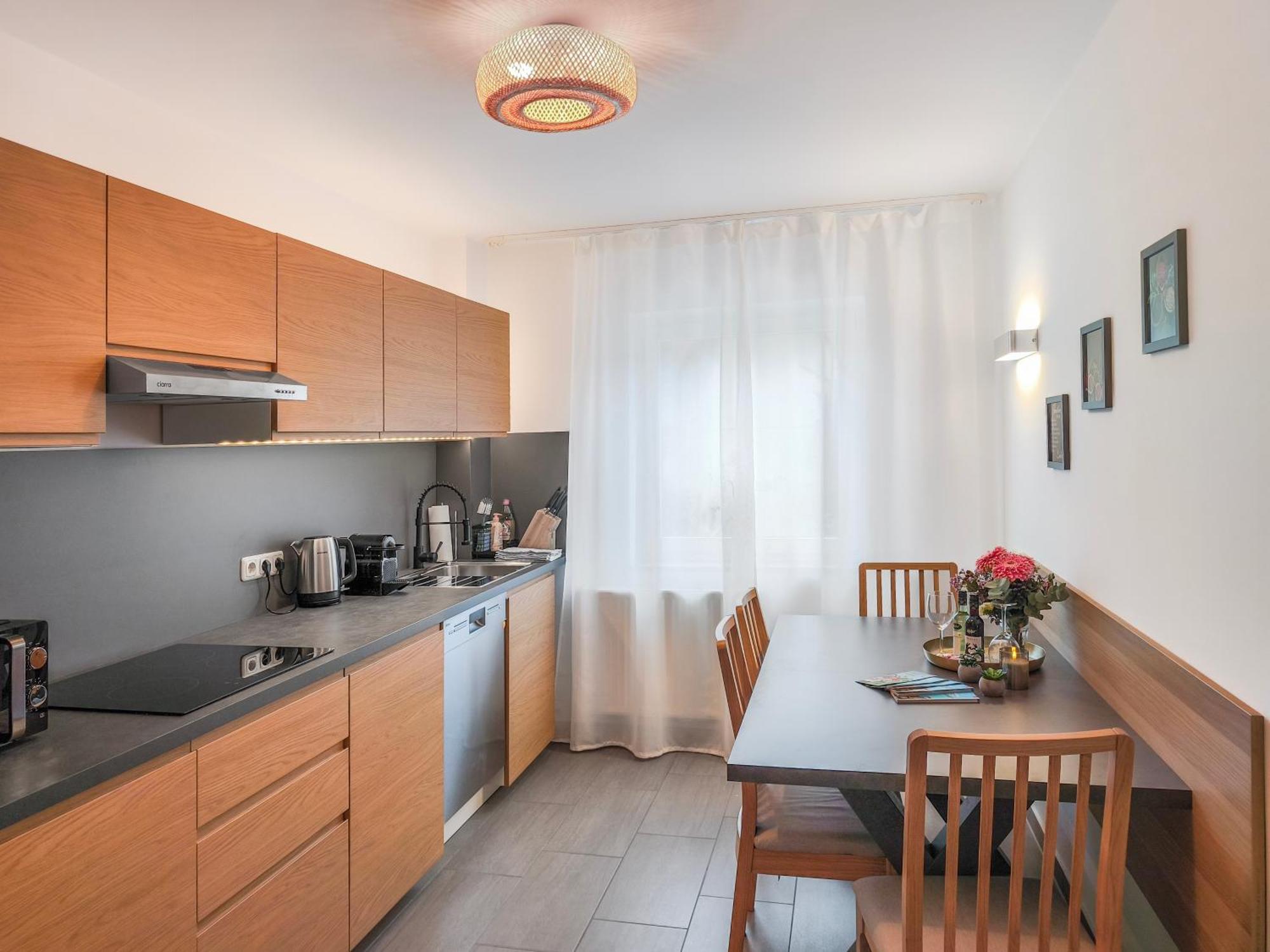 Falk Homes- Luxus Apartment, Ideal Fuer Geschaeftsreisende & Familien - Nahe Messe, Mit Balkon, Arbeitsplatz & Parkplatz Im Zentrum Nuernbergs, Self Check-in Apartment Nürnberg
