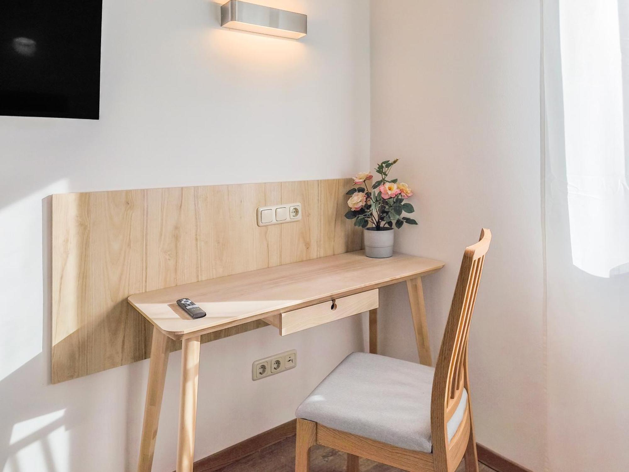 Falk Homes- Luxus Apartment, Ideal Fuer Geschaeftsreisende & Familien - Nahe Messe, Mit Balkon, Arbeitsplatz & Parkplatz Im Zentrum Nuernbergs, Self Check-in Apartment