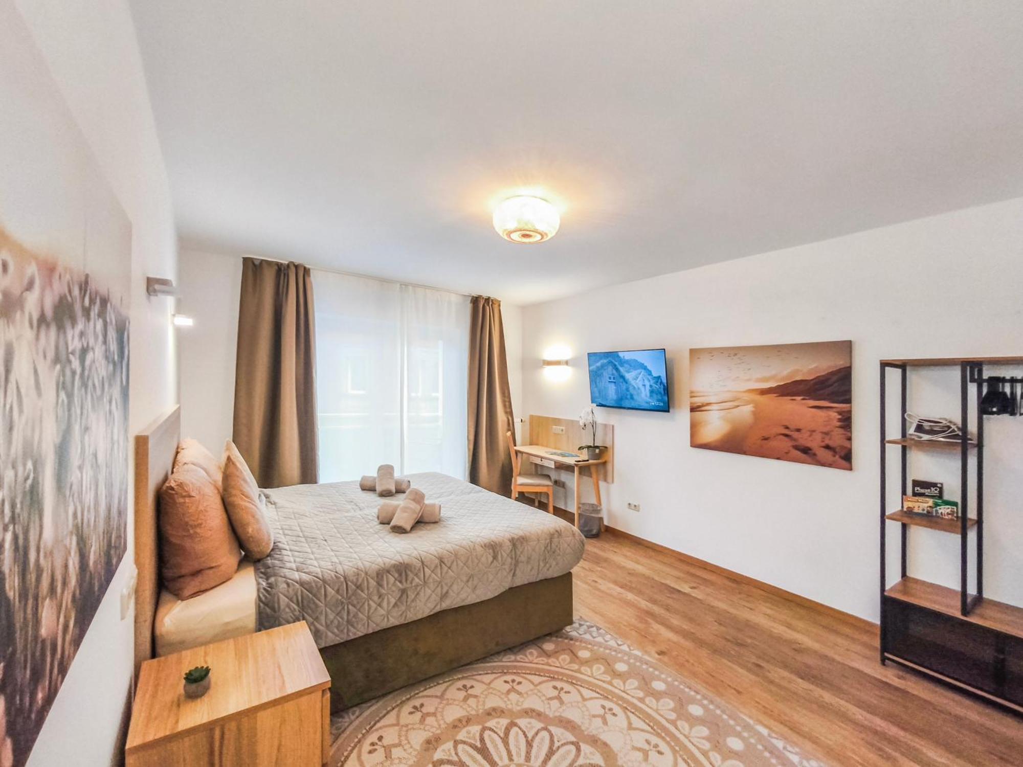 Falk Homes- Luxus Apartment, Ideal Fuer Geschaeftsreisende & Familien - Nahe Messe, Mit Balkon, Arbeitsplatz & Parkplatz Im Zentrum Nuernbergs, Self Check-in Apartment *