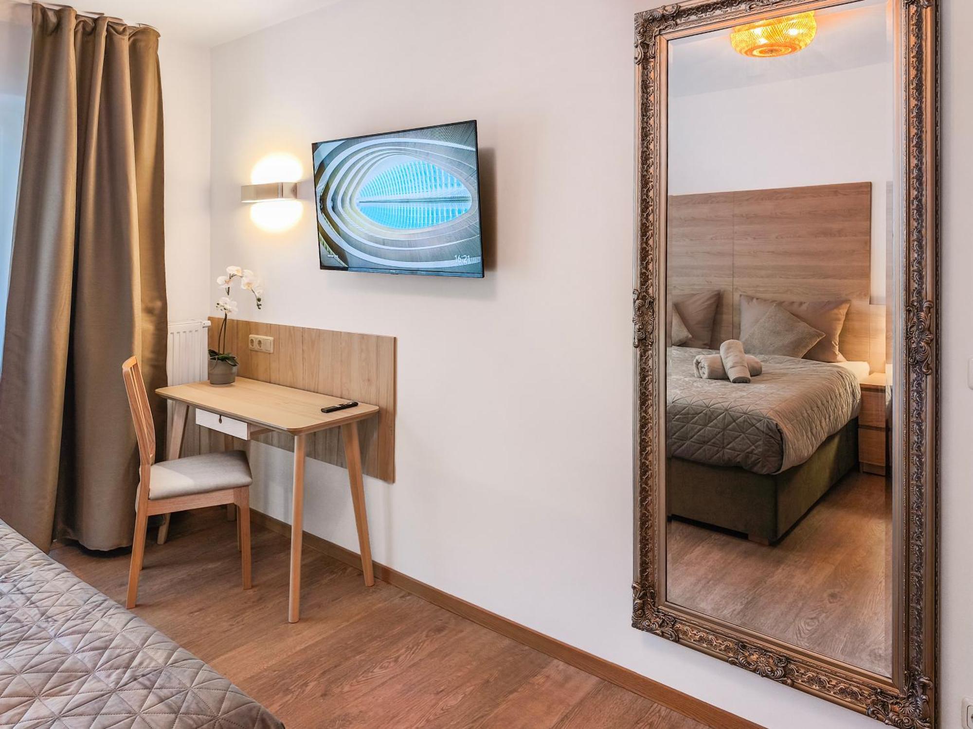 Falk Homes- Luxus Apartment, Ideal Fuer Geschaeftsreisende & Familien - Nahe Messe, Mit Balkon, Arbeitsplatz & Parkplatz Im Zentrum Nuernbergs, Self Check-in Nürnberg