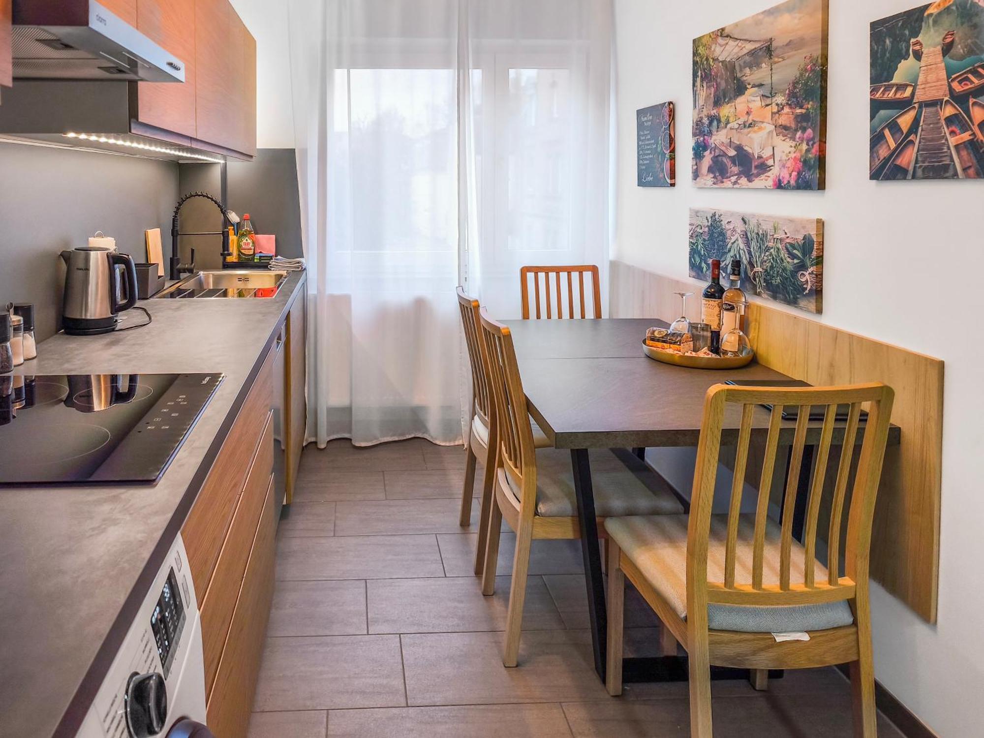 Falk Homes- Luxus Apartment, Ideal Fuer Geschaeftsreisende & Familien - Nahe Messe, Mit Balkon, Arbeitsplatz & Parkplatz Im Zentrum Nuernbergs, Self Check-in Apartment *