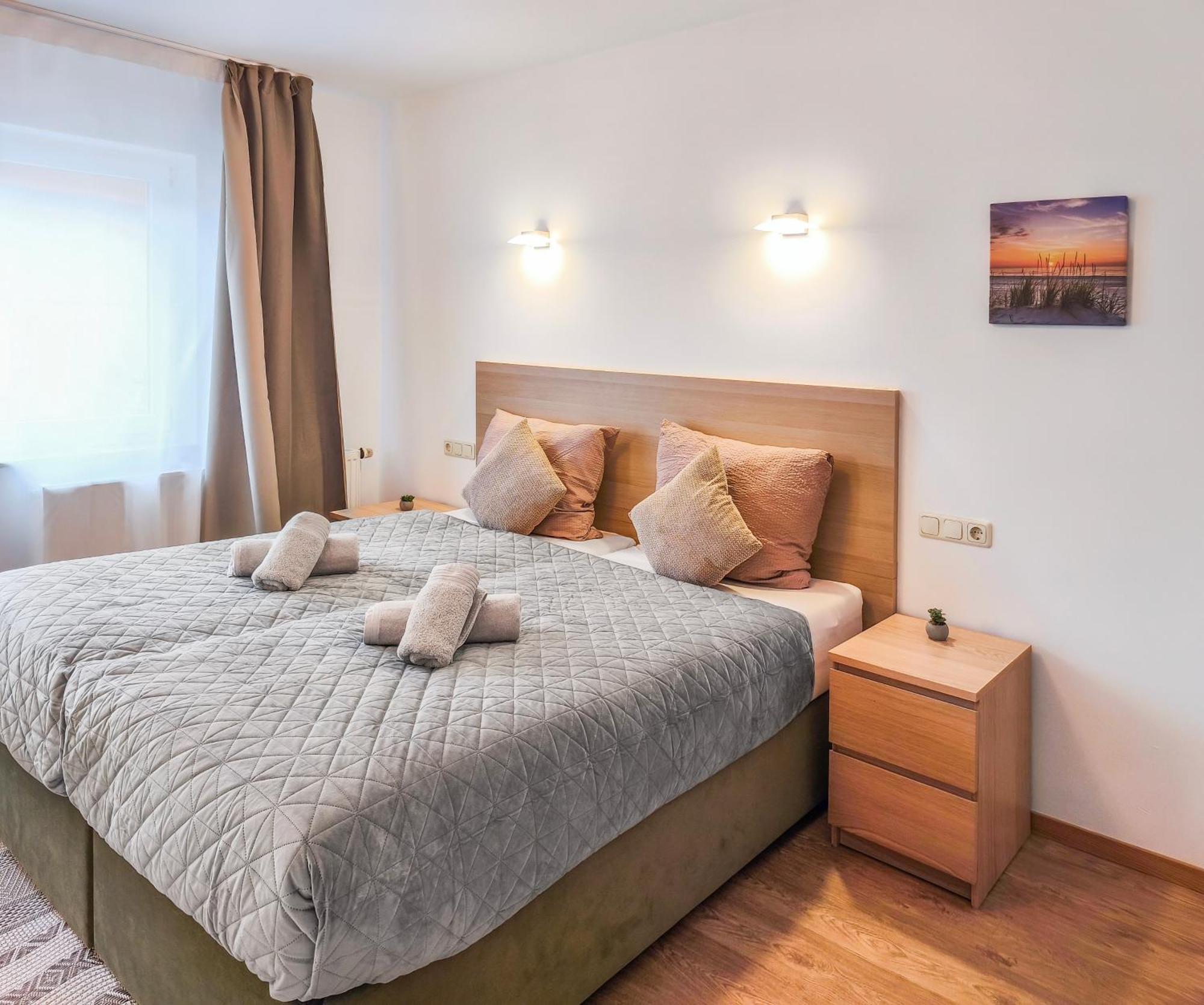 Apartment Falk Homes- Luxus Apartments, Ideal Fuer Geschaeftsreisende & Familien - Nahe Messe, Im Zentrum Nuernbergs Mit Balkon, Arbeitsplatz & Parkplatz, Inkl Grossen Ventilatoren, Handtuecher & Bettwaesche, Playmobilfunpark, Self Check-in *